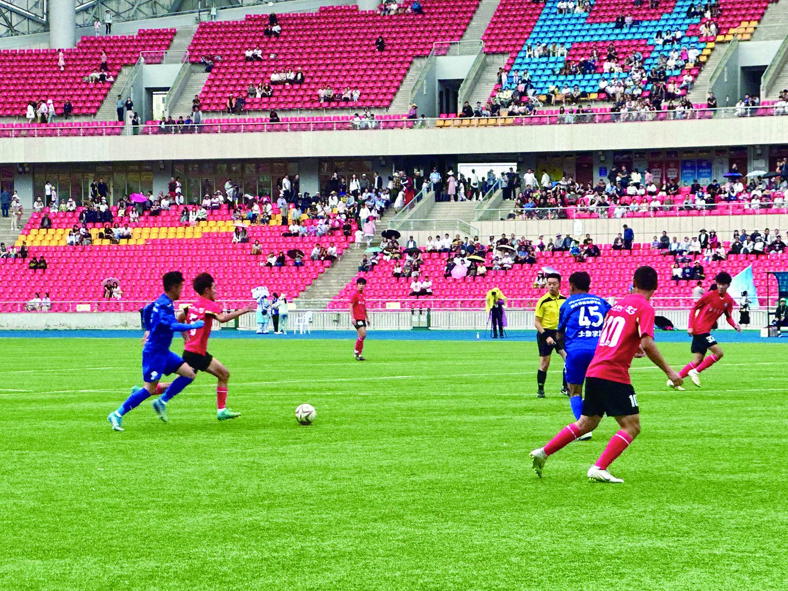 欧洲足球大战点燃激情，各队全力拼搏