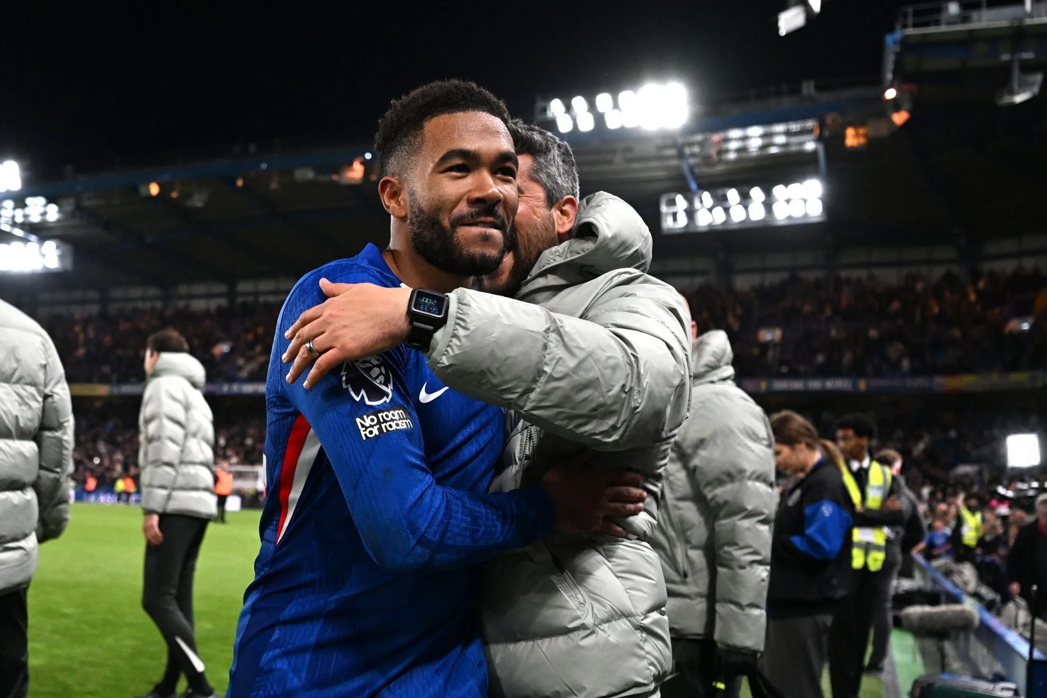 PG电子APP链接-切尔西中卫连续抢断，稳固后防线的简单介绍