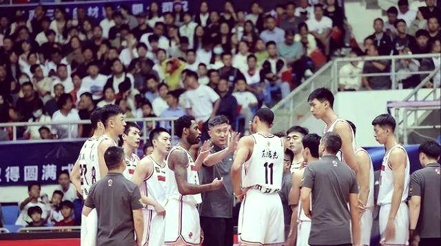 广东队以微弱优势击败了福建队，保持领先位置