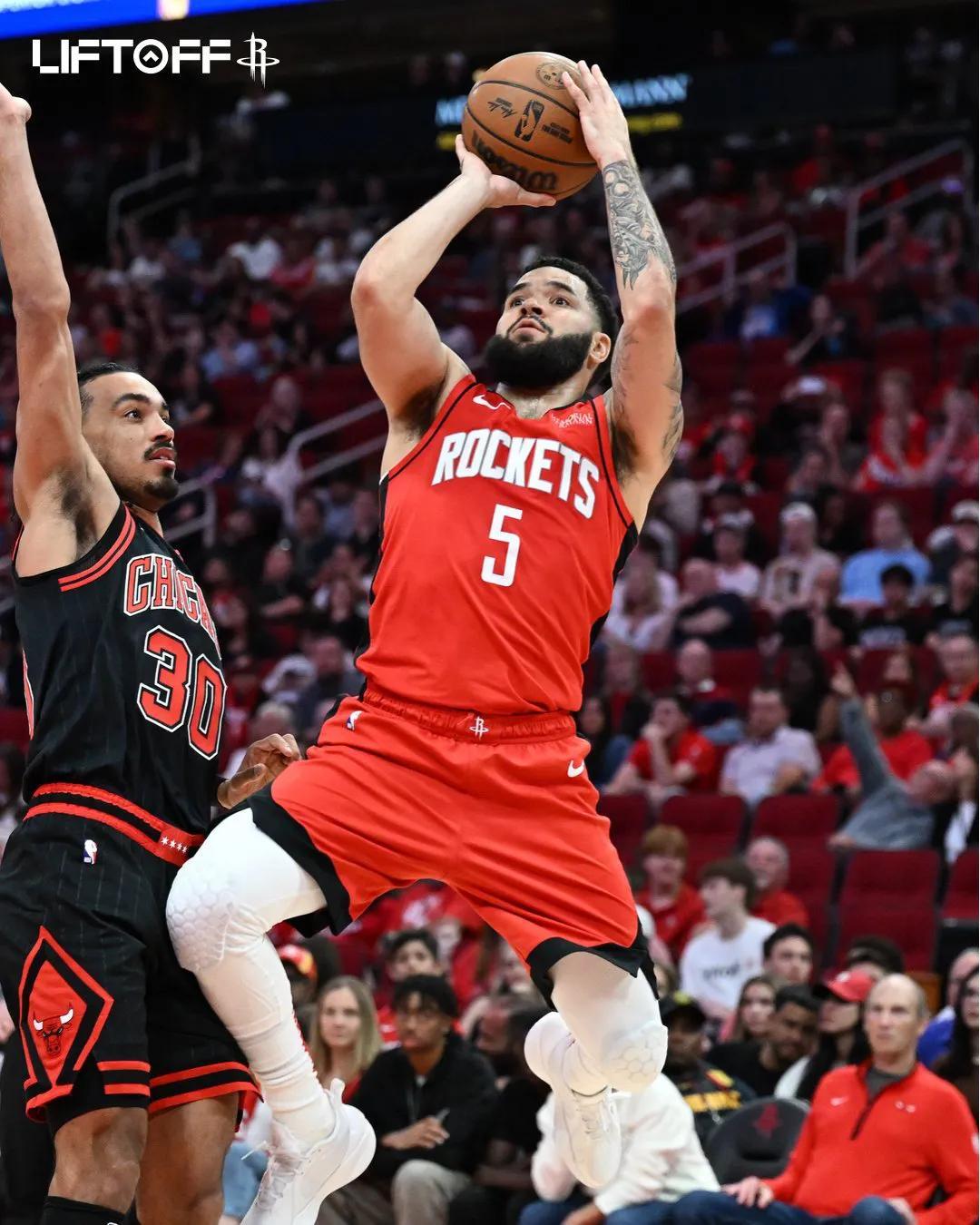 公牛主场轻取尼克斯,拉文分压哨得分致胜的简单介绍 公牛主场轻取尼克斯,拉文分压哨得分致胜的简单介绍