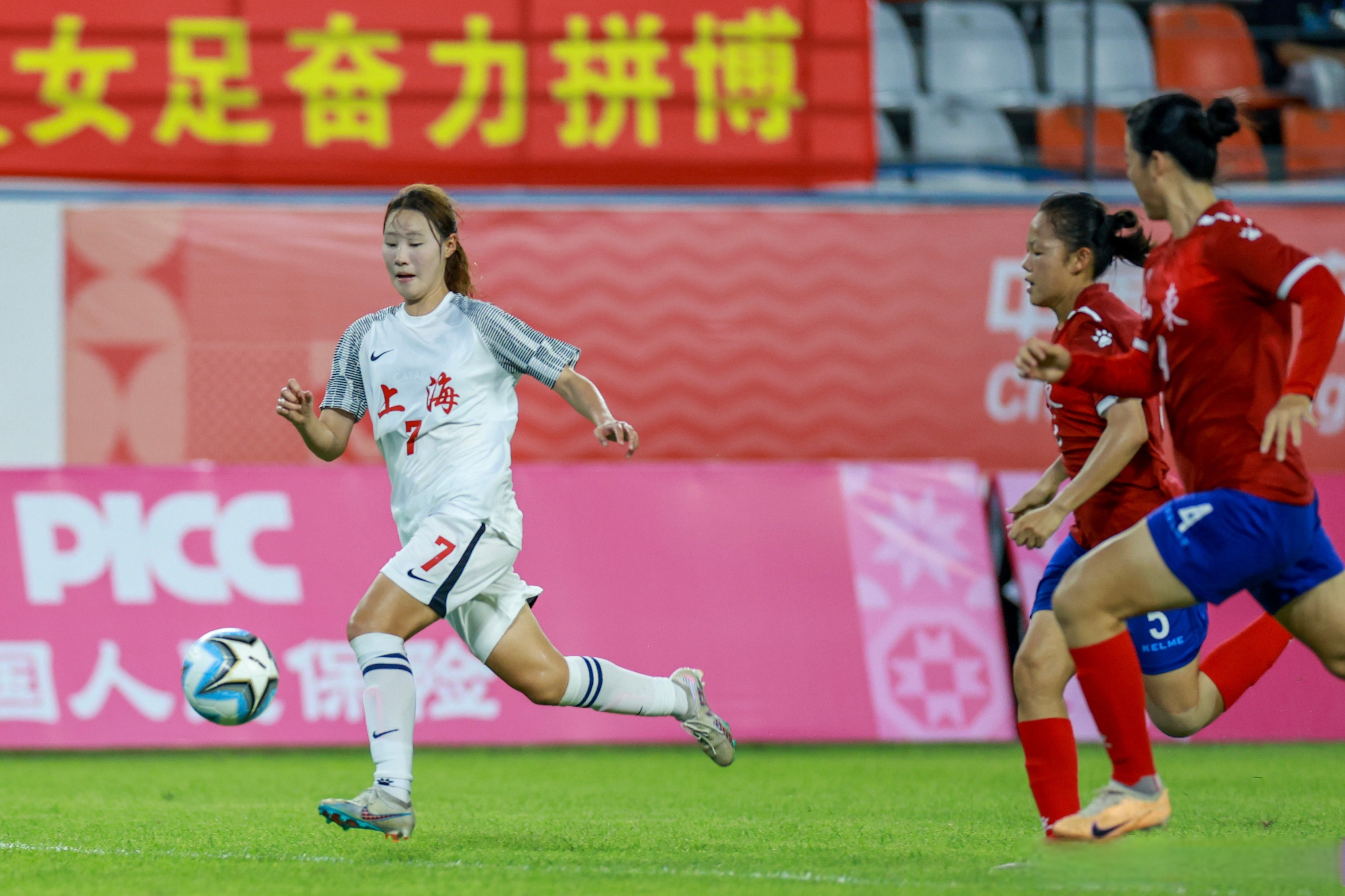 足球女神降临球场，助力中国女足迎接新挑战