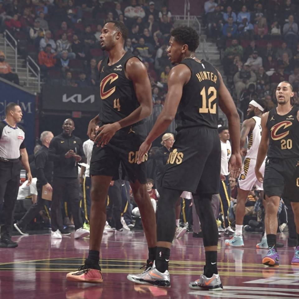 包含太阳轻取广东队，米切尔点燃赛场的词条